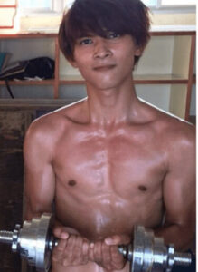 吉沢亮　水球ヤンキースの時の筋肉画像